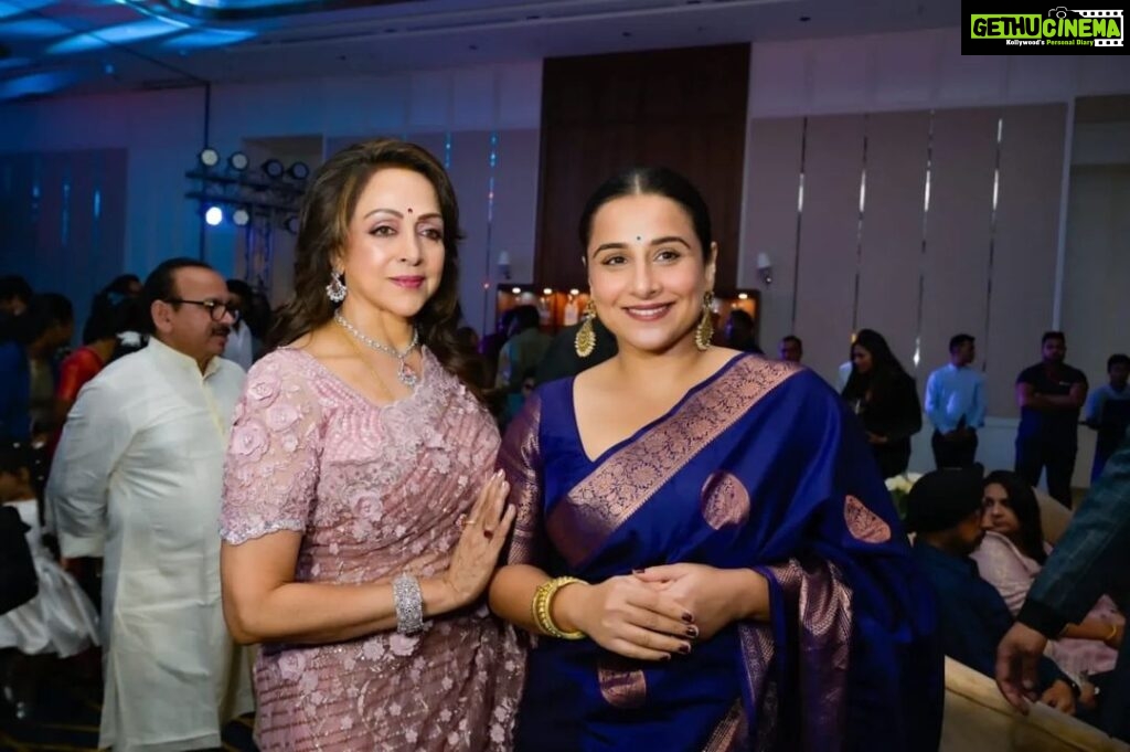 Hema Malini Instagram - Some warm moments with friends Venue: @aurikamumbaiskycity Jewellery: @naredi_jewels Outfits: @houseofneetalulla Pics: @tajfotostudio @karan_gandhiok @pankajthewadhwa @sonal2501 @imeshadeol @aapkadharam @ahana_deol_vohra @jayabachchn @ranimukherjeeeofficial @officialraveenatandon @anumalikmusic @amruta.fadnavis @tusshark89 @madhuridixitnene #rekha #75thbirthdaycelebration #birthday #celebration #event