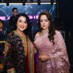 Hema Malini Instagram - Some warm moments with friends Venue: @aurikamumbaiskycity Jewellery: @naredi_jewels Outfits: @houseofneetalulla Pics: @tajfotostudio @karan_gandhiok @pankajthewadhwa @sonal2501 @imeshadeol @aapkadharam @ahana_deol_vohra @jayabachchn @ranimukherjeeeofficial @officialraveenatandon @anumalikmusic @amruta.fadnavis @tusshark89 @madhuridixitnene #rekha #75thbirthdaycelebration #birthday #celebration #event