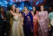 Hema Malini Instagram - Some warm moments with friends Venue: @aurikamumbaiskycity Jewellery: @naredi_jewels Outfits: @houseofneetalulla Pics: @tajfotostudio @karan_gandhiok @pankajthewadhwa @sonal2501 @imeshadeol @aapkadharam @ahana_deol_vohra @jayabachchn @ranimukherjeeeofficial @officialraveenatandon @anumalikmusic @amruta.fadnavis @tusshark89 @madhuridixitnene #rekha #75thbirthdaycelebration #birthday #celebration #event