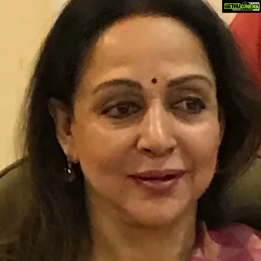 Hema Malini Instagram - My gratitude goes out to all the sants and holy ashram heads who came in full strength on the 12th to bless me in Mathura🙏To the Brijwasis who showered their love on me on that day, I am so thankful🙏. My gratitude goes out to all the ministers and politicians who graced my party on the 14th in Delhi and helped me celebrate my special birthday🙏. A big Thank You to all my invitees from the film fraternity who attended my Mumbai party on the 16th and made it so special for me🙏 And of course, to all my friends & fans from all over the world who have sent me warm greetings, best wishes & gifts that have really touched my heart - Thank you so much🙏❤️❤️❤️ #thankyou #gratitude