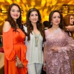 Hema Malini Instagram - Some warm moments with friends Venue: @aurikamumbaiskycity Jewellery: @naredi_jewels Outfits: @houseofneetalulla Pics: @tajfotostudio @karan_gandhiok @pankajthewadhwa @sonal2501 @imeshadeol @aapkadharam @ahana_deol_vohra @jayabachchn @ranimukherjeeeofficial @officialraveenatandon @anumalikmusic @amruta.fadnavis @tusshark89 @madhuridixitnene #rekha #75thbirthdaycelebration #birthday #celebration #event
