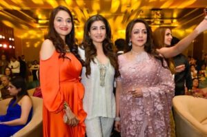 Hema Malini Instagram - Some warm moments with friends
Venue: @aurikamumbaiskycity 
Jewellery: @naredi_jewels 
Outfits: @houseofneetalulla 
Pics: @tajfotostudio 
@karan_gandhiok @pankajthewadhwa @sonal2501 
@imeshadeol @aapkadharam @ahana_deol_vohra @jayabachchn @ranimukherjeeeofficial @officialraveenatandon @anumalikmusic @amruta.fadnavis @tusshark89 @madhuridixitnene #rekha 

#75thbirthdaycelebration #birthday #celebration #event