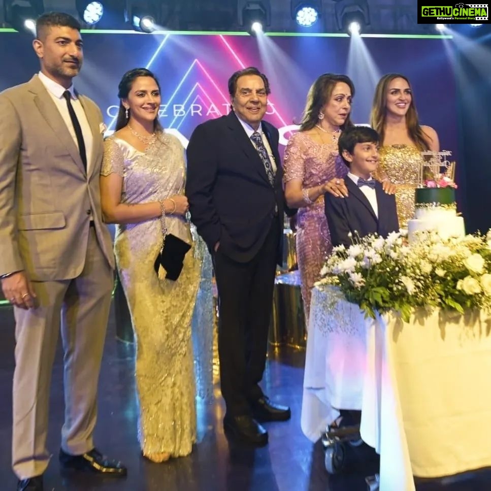 Hema Malini Instagram - The family on my birthday Venue: @aurikamumbaiskycity Jewellery: @naredi_jewels Outfits: @houseofneetalulla Pocs:@tajfotostudio @imeshadeol @aapkadharam @ahana_deol_vohra #75thbirthdaycelebration #birthday #celebration