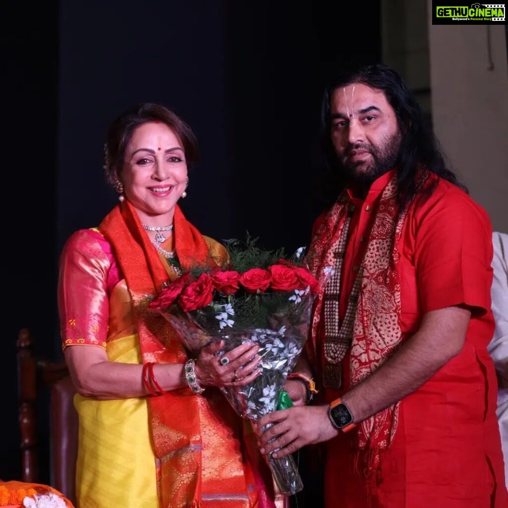 Hema Malini Instagram - I had a birthday get together in Mathura - lunch with the sadhus and sants of the many ashrams and temples there and received their blessings🙏Some photos of the event. #mathura #birthday #celebration