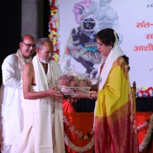Hema Malini Instagram - I had a birthday get together in Mathura - lunch with the sadhus and sants of the many ashrams and temples there and received their blessings🙏Some photos of the event.

#mathura #birthday #celebration