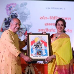 Hema Malini Instagram - I had a birthday get together in Mathura - lunch with the sadhus and sants of the many ashrams and temples there and received their blessings🙏Some photos of the event.

#mathura #birthday #celebration