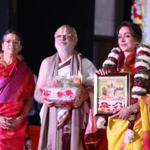 Hema Malini Instagram - I had a birthday get together in Mathura - lunch with the sadhus and sants of the many ashrams and temples there and received their blessings🙏Some photos of the event.

#mathura #birthday #celebration