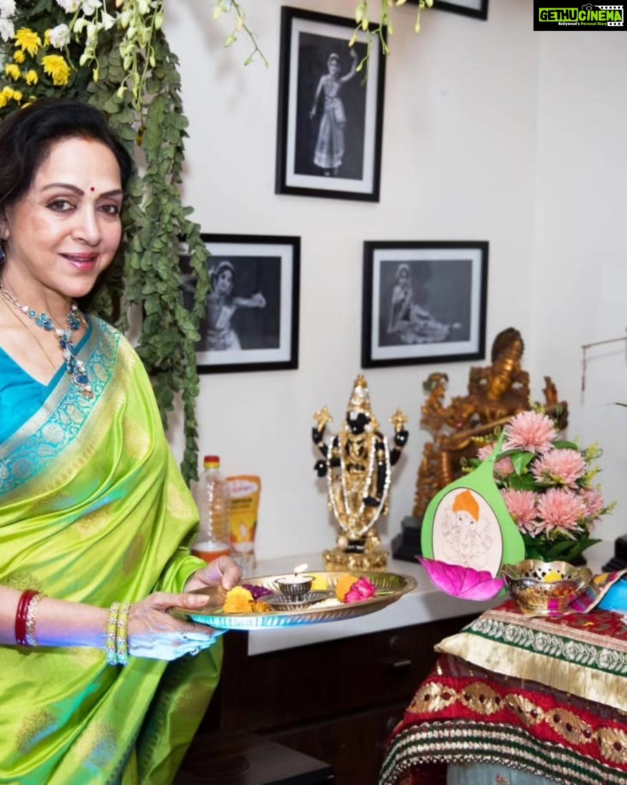Hema Malini Instagram - Bid final adieu to Bappa with His arti. Was joined by my Natyavihar Kalakendra troupe members who sang and chanted the original and typical local numbers on Lord Ganesha, something that is part of our household celebration each year. May Bappa protect each life on Earth and may He bless all with peace and great good fortune. Ganpati Bappa Morya!! #ganeshfestival #ganpatibappamorya #festiveseason