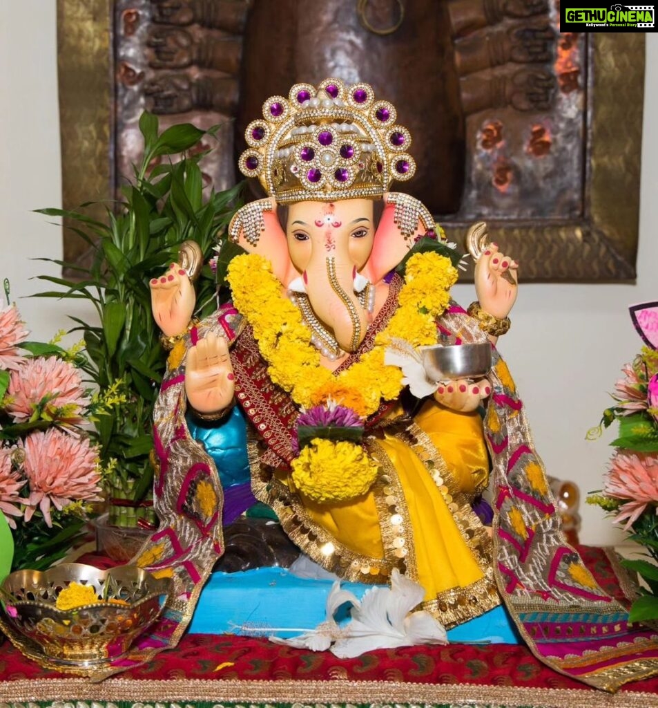 Hema Malini Instagram - Bid final adieu to Bappa with His arti. Was joined by my Natyavihar Kalakendra troupe members who sang and chanted the original and typical local numbers on Lord Ganesha, something that is part of our household celebration each year. May Bappa protect each life on Earth and may He bless all with peace and great good fortune. Ganpati Bappa Morya!! #ganeshfestival #ganpatibappamorya #festiveseason