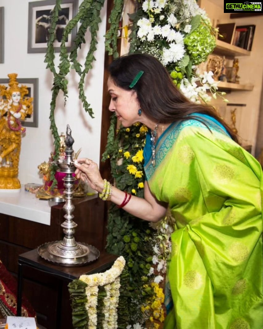 Hema Malini Instagram - Bid final adieu to Bappa with His arti. Was joined by my Natyavihar Kalakendra troupe members who sang and chanted the original and typical local numbers on Lord Ganesha, something that is part of our household celebration each year. May Bappa protect each life on Earth and may He bless all with peace and great good fortune. Ganpati Bappa Morya!! #ganeshfestival #ganpatibappamorya #festiveseason