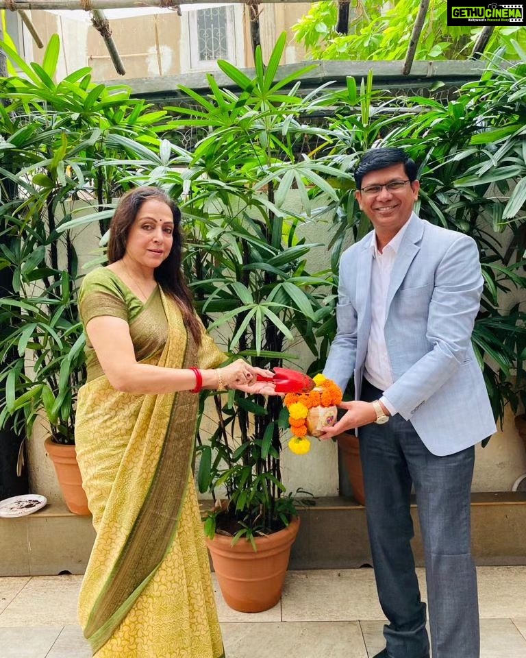 Hema Malini Instagram - “Land of Heroes, A Nation's Glory! In Every Heart, In Every Soul, A Proud Nation We Uphold!”. I felt honoured to participate in this noble cause earlier today. “Meri Mati-Mera Desh “. As part of this campaign I handed over the Mati (soil ) from my residence to Shri. Prithviraj Chauhan ji, the Assistant Commissioner - K West BMC. @my_bmc #mybmcwardkw