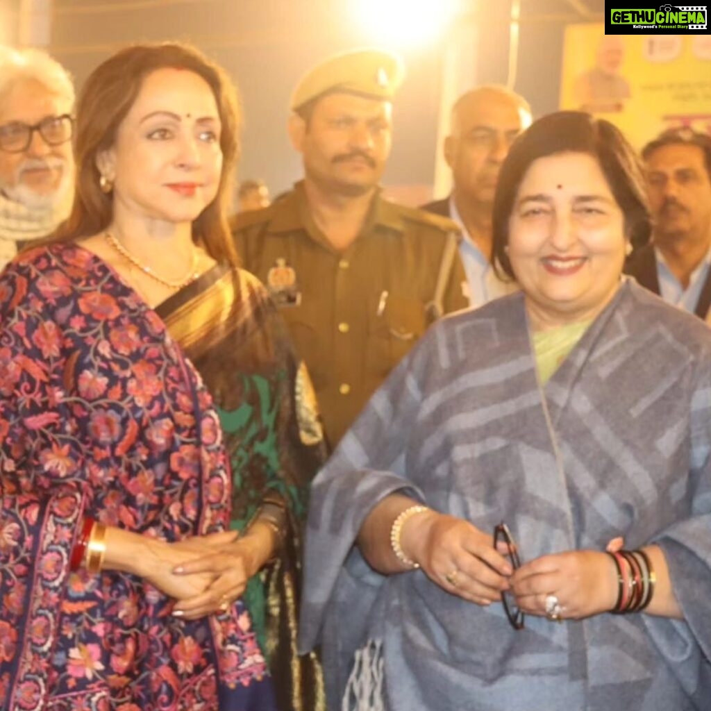 Hema Malini Instagram - At the Utsav yday. Lilting bhajans beautifully and soulfully rendered by Anuradha Paudwal. The public enjoying the varieties offered in the festival - the exclusive shops, the lovely sculptures kept for sale, the excellent food shops offering huge variety of yummy eats - name it, the mela has them all! People thronging from nearby Delhi, Agra, Lucknow etc to partake in this 10 day festival of art and culture. Mathura welcomes you all🙏 #brajrajutsav #anuradhapaudwal #braj