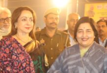 Hema Malini Instagram - At the Utsav yday. Lilting bhajans beautifully and soulfully rendered by Anuradha Paudwal. The public enjoying the varieties offered in the festival - the exclusive shops, the lovely sculptures kept for sale, the excellent food shops offering huge variety of yummy eats - name it, the mela has them all! People thronging from nearby Delhi, Agra, Lucknow etc to partake in this 10 day festival of art and culture. Mathura welcomes you all🙏 #brajrajutsav #anuradhapaudwal #braj