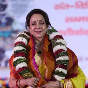Hema Malini Instagram - I had a birthday get together in Mathura - lunch with the sadhus and sants of the many ashrams and temples there and received their blessings🙏Some photos of the event.

#mathura #birthday #celebration
