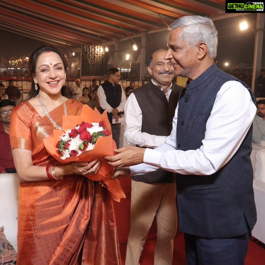 Hema Malini Instagram - मा. सांसद #मथुरा श्रीमती हेमा मालिनी जी द्वारा #ब्रज_रज_उत्सव 2023 का उद्घाटनl ब्रज के सांस्कृतिक विरासत के संरक्षण और प्रचार-प्रसार के साथ-साथ सामाजिक एकता व सरमरसता का संदेश देने वाला यह 'ब्रज रज उत्सव' दुनिया में अनुपम है,अद्वितीय हैl @brajteerth @bjp4mathura @dreamgirlhemamalini