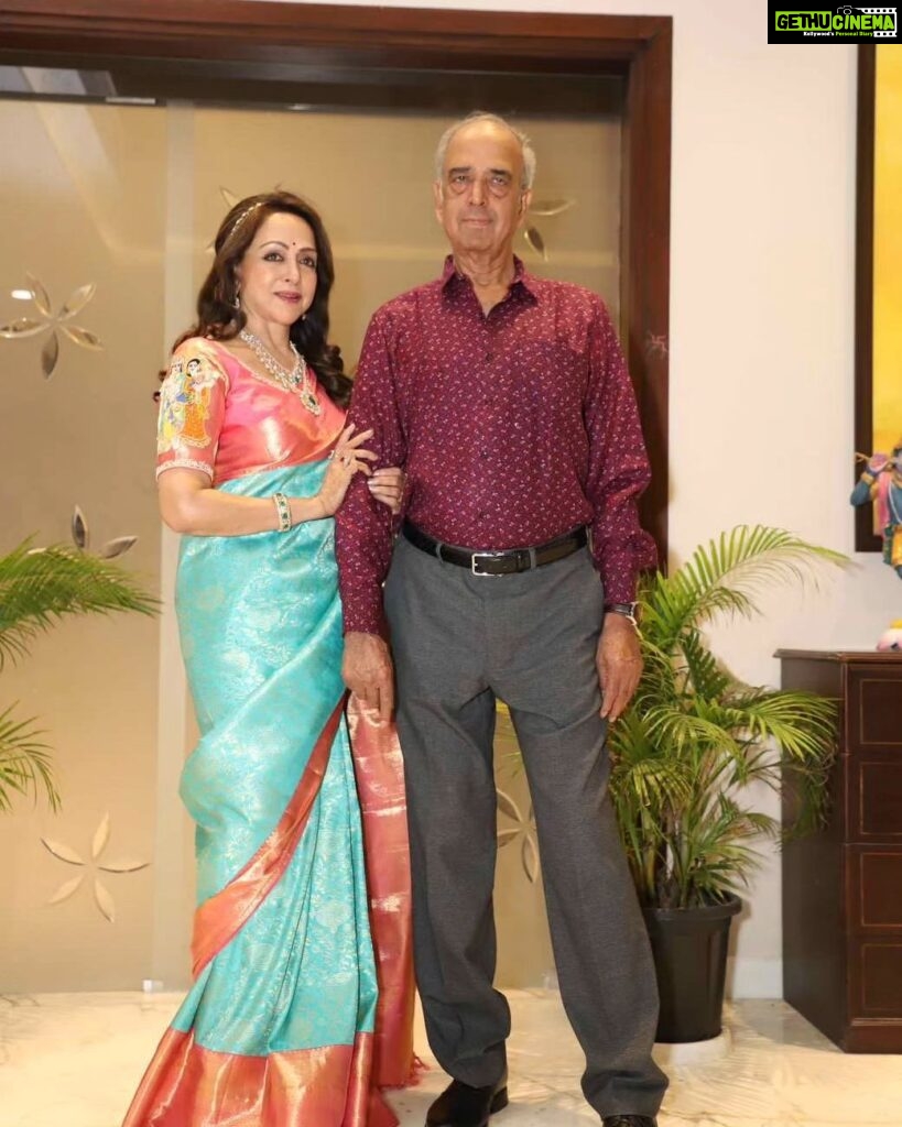 Hema Malini Instagram - Bhai dooj today! Celebrate your relationships with your loved siblings and make this a memorable day! Here I am with both my brothers, Kannan and Jagannath, my two pillars of strength who have always stood by me through thick and thin! I always pray for their wellbeing🙏🙏❤️❤️ #bhaidooj #bhaidoojspecial #festival #festiveseason