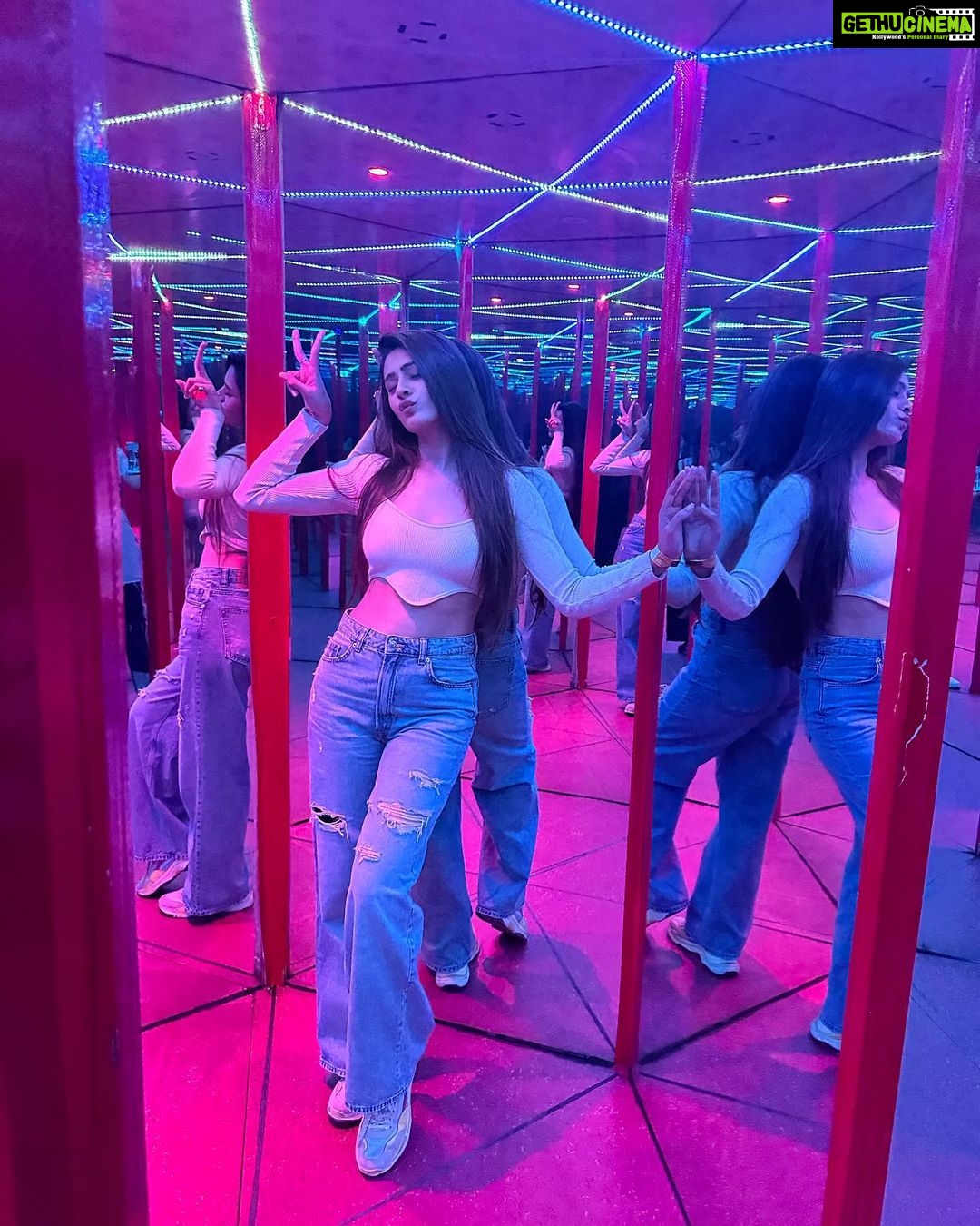 Hiba Nawab Instagram - Lost in a world of mirrors and magic 🪄 Mumbai, Maharashtra