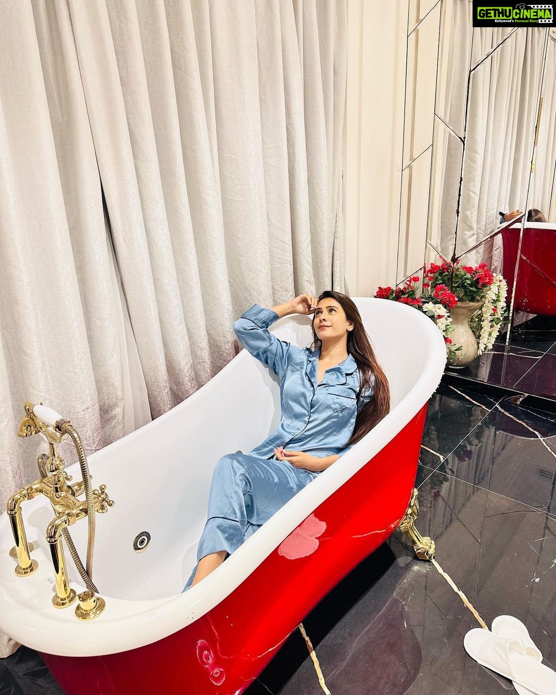 Hiba Nawab Instagram - When your bathtub looks incredibly Instagram worthy😉