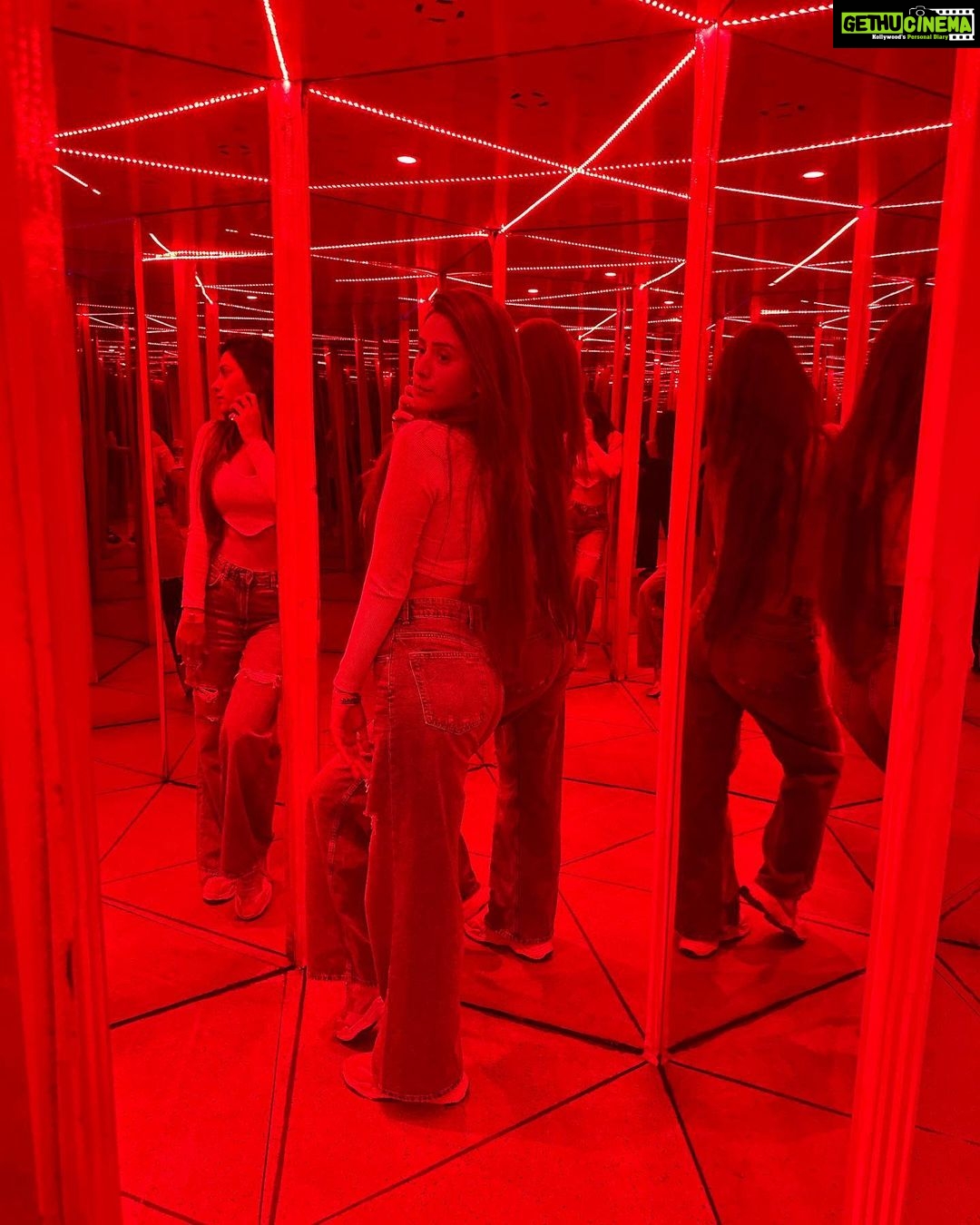 Hiba Nawab Instagram - Lost in a world of mirrors and magic 🪄 Mumbai, Maharashtra