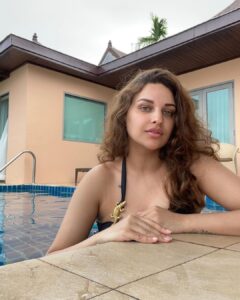 Himanshi Khurana Instagram - 👩🏻‍🦱 I love you 2 much , 3 much , magarmach 🐊