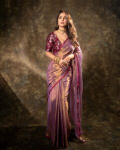 Hina Khan Instagram - Drenched in tradition 💜 
Timeless beauty in every drape of saree.. 
.

Saree @houseofurrmi
Jewellery @karishma.joolry @motifsbysurabhididwania
Styled by @kansalsunakshi
MUAH @sachinmakeupartist1 @siddhi_hairstylist 
📸 @kakali_das_photography 

#foreversareegirl #sareelove