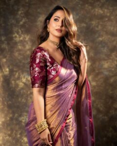 Hina Khan Instagram - Drenched in tradition 💜 
Timeless beauty in every drape of saree.. 
.

Saree @houseofurrmi
Jewellery @karishma.joolry @motifsbysurabhididwania
Styled by @kansalsunakshi
MUAH @sachinmakeupartist1 @siddhi_hairstylist 
📸 @kakali_das_photography 

#foreversareegirl #sareelove