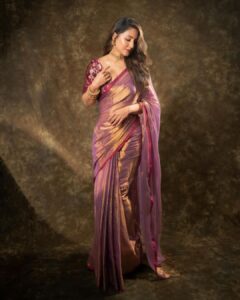 Hina Khan Instagram - Drenched in tradition 💜 
Timeless beauty in every drape of saree.. 
.

Saree @houseofurrmi
Jewellery @karishma.joolry @motifsbysurabhididwania
Styled by @kansalsunakshi
MUAH @sachinmakeupartist1 @siddhi_hairstylist 
📸 @kakali_das_photography 

#foreversareegirl #sareelove