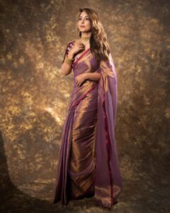 Hina Khan Instagram - Drenched in tradition 💜 
Timeless beauty in every drape of saree.. 
.

Saree @houseofurrmi
Jewellery @karishma.joolry @motifsbysurabhididwania
Styled by @kansalsunakshi
MUAH @sachinmakeupartist1 @siddhi_hairstylist 
📸 @kakali_das_photography 

#foreversareegirl #sareelove