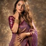 Hina Khan Instagram - Drenched in tradition 💜 Timeless beauty in every drape of saree.. . Saree @houseofurrmi Jewellery @karishma.joolry @motifsbysurabhididwania Styled by @kansalsunakshi MUAH @sachinmakeupartist1 @siddhi_hairstylist 📸 @kakali_das_photography #foreversareegirl #sareelove