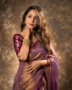 Hina Khan Instagram - Drenched in tradition 💜 
Timeless beauty in every drape of saree.. 
.

Saree @houseofurrmi
Jewellery @karishma.joolry @motifsbysurabhididwania
Styled by @kansalsunakshi
MUAH @sachinmakeupartist1 @siddhi_hairstylist 
📸 @kakali_das_photography 

#foreversareegirl #sareelove