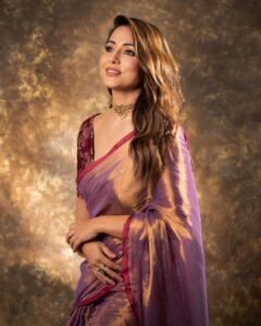 Hina Khan Instagram - Drenched in tradition 💜 
Timeless beauty in every drape of saree.. 
.

Saree @houseofurrmi
Jewellery @karishma.joolry @motifsbysurabhididwania
Styled by @kansalsunakshi
MUAH @sachinmakeupartist1 @siddhi_hairstylist 
📸 @kakali_das_photography 

#foreversareegirl #sareelove