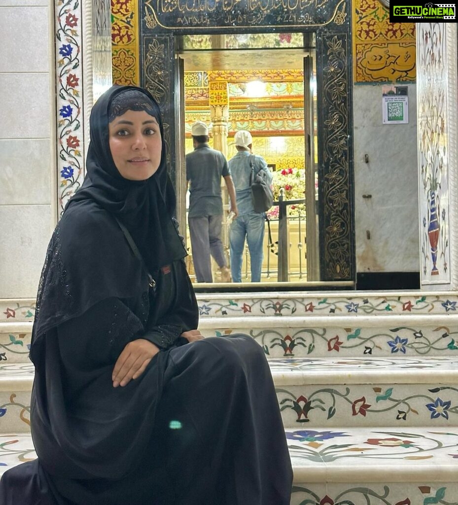 Hina Khan Instagram - Offered FAJR namaz at Hazrat Makhdoom Shah Baba Dargah Mahim.. I have always always felt so peaceful in every dargah I have visited in my life.. Thanks to my NANI, she used take me along with her to every dargah possible in Srinagar when I was little..she used to spend hours there and buy us masal tchot and nadir monj (Kashmiri snack) It kind of stayed with me..May Allah grant her highest rank in jannah 🤲 Miss you 😊 You know for me the best part is the fragrance of the dargah..it fills every corner of your being.. May Allah answer our prayers (Ameen) Jumma Mubarak.. #HeavenOfPeace #SpiritsLifted #serene
