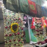 Hina Khan Instagram - Offered FAJR namaz at Hazrat Makhdoom Shah Baba Dargah Mahim.. I have always always felt so peaceful in every dargah I have visited in my life.. Thanks to my NANI, she used take me along with her to every dargah possible in Srinagar when I was little..she used to spend hours there and buy us masal tchot and nadir monj (Kashmiri snack) It kind of stayed with me..May Allah grant her highest rank in jannah 🤲 Miss you 😊 You know for me the best part is the fragrance of the dargah..it fills every corner of your being.. May Allah answer our prayers (Ameen) Jumma Mubarak.. #HeavenOfPeace #SpiritsLifted #serene