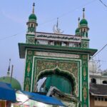 Hina Khan Instagram - Offered FAJR namaz at Hazrat Makhdoom Shah Baba Dargah Mahim.. I have always always felt so peaceful in every dargah I have visited in my life.. Thanks to my NANI, she used take me along with her to every dargah possible in Srinagar when I was little..she used to spend hours there and buy us masal tchot and nadir monj (Kashmiri snack) It kind of stayed with me..May Allah grant her highest rank in jannah 🤲 Miss you 😊 You know for me the best part is the fragrance of the dargah..it fills every corner of your being.. May Allah answer our prayers (Ameen) Jumma Mubarak.. #HeavenOfPeace #SpiritsLifted #serene