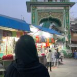 Hina Khan Instagram - Offered FAJR namaz at Hazrat Makhdoom Shah Baba Dargah Mahim.. I have always always felt so peaceful in every dargah I have visited in my life.. Thanks to my NANI, she used take me along with her to every dargah possible in Srinagar when I was little..she used to spend hours there and buy us masal tchot and nadir monj (Kashmiri snack) It kind of stayed with me..May Allah grant her highest rank in jannah 🤲 Miss you 😊 You know for me the best part is the fragrance of the dargah..it fills every corner of your being.. May Allah answer our prayers (Ameen) Jumma Mubarak.. #HeavenOfPeace #SpiritsLifted #serene