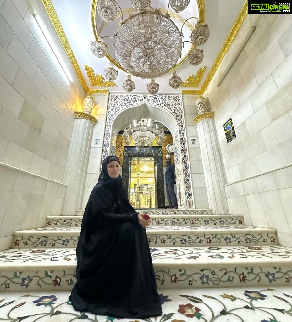 Hina Khan Instagram - Offered FAJR namaz at Hazrat Makhdoom Shah Baba Dargah Mahim.. I have always always felt so peaceful in every dargah I have visited in my life.. Thanks to my NANI, she used take me along with her to every dargah possible in Srinagar when I was little..she used to spend hours there and buy us masal tchot and nadir monj (Kashmiri snack) It kind of stayed with me..May Allah grant her highest rank in jannah 🤲 Miss you 😊 You know for me the best part is the fragrance of the dargah..it fills every corner of your being.. May Allah answer our prayers (Ameen) Jumma Mubarak.. #HeavenOfPeace #SpiritsLifted #serene