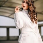 Hina Khan Instagram - They say - Grow through what you go through.. 🤍 Outfit @boutiquobysaachi Jewels @azotiique Styled by @stylebysaachivj MUAH @sachinmakeupartist1 @siddhi_hairstylist 📸 @picturestory_om