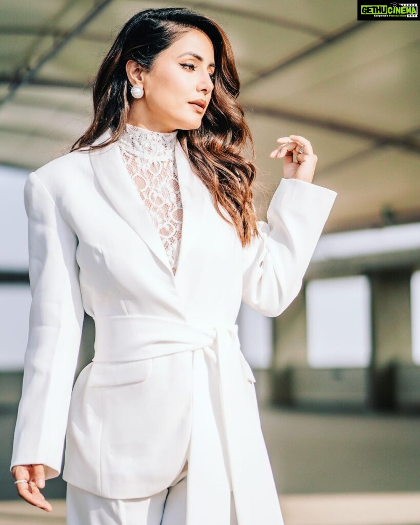 Hina Khan Instagram - They say - Grow through what you go through.. 🤍 Outfit @boutiquobysaachi Jewels @azotiique Styled by @stylebysaachivj MUAH @sachinmakeupartist1 @siddhi_hairstylist 📸 @picturestory_om