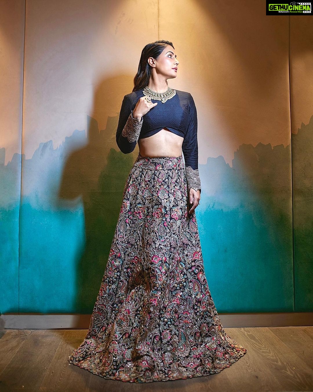 Hina Khan Instagram - And the GOOD alone wins.. Shubho Bijoya Dashami and Happy Dussehra.. #goodoverevil Outfit @mrunalinirao Jewels @razwada.jewels @amigos.rizwan MUAH @shab_qureshi786 @umeshkolambekar 📸 @Visarg_samaiya