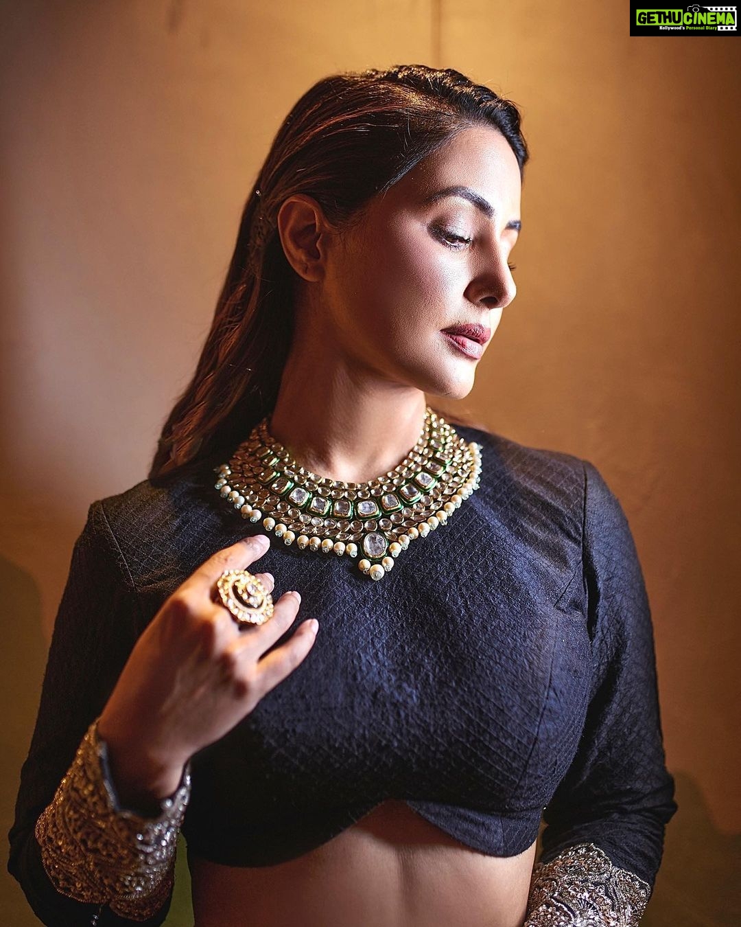 Hina Khan Instagram - And the GOOD alone wins.. Shubho Bijoya Dashami and Happy Dussehra.. #goodoverevil Outfit @mrunalinirao Jewels @razwada.jewels @amigos.rizwan MUAH @shab_qureshi786 @umeshkolambekar 📸 @Visarg_samaiya