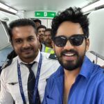 Hiphop Tamizha Instagram - “சென்னையில் இருந்து திருச்சி செல்லும் விமானத்தில் “ என குரல் ஒலிக்க ஆரம்பித்ததும், அட தமிழ்ல Announce பண்றாங்களேப்பா என ஒரு சின்ன சந்தோஷம். “வலப்புறம் 2000 ஆண்டுகள் பழைய பொறியியல் அதிசயமான சோழன் கட்டிய கல்லணையைக் காணலாம். இடப்புறம் கொல்லிடத்தைக் காணலாம்” என ஒவ்வொரு அறிவிப்பிலும் பெருமையோடு தமிழில் அறிவித்த அந்தக் குரலின் சொந்தக்காரனை காணவேண்டும் என ஆசை. சாந்தமான முகத்தோடு வந்த பைலட் பிரியன் விக்னேஷிடம் “அருமை நண்பா” என மகிழ்ச்சியைப் பகிர்ந்து கொண்டேன். இதில் சிறப்பு என்னவெனில், பிரியன் ஆங்கிலத்தில் அறிவிக்கும்போது அவர் சொல்லச் சொல்ல, இரண்டு வெளிநாட்டு பயணிகள் எட்டி ஆச்சரியத்தோடு கல்லணையை பார்க்க ஜன்னல் அருகே முண்டியடித்தனர். இவர் முயற்சிக்கு ஒரு சக தமிழனாக ஒரு சிறிய “Shoutout!” Tiruchirapalli Airport, Tamilnadu