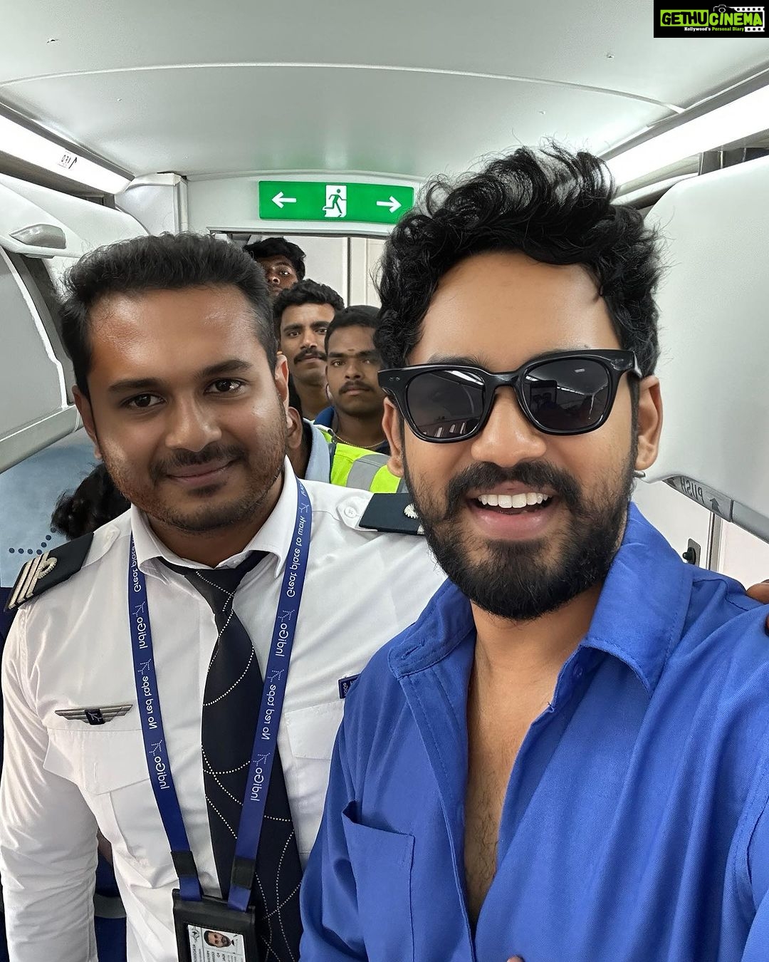 Hiphop Tamizha Instagram - “சென்னையில் இருந்து திருச்சி செல்லும் விமானத்தில் “ என குரல் ஒலிக்க ஆரம்பித்ததும், அட தமிழ்ல Announce பண்றாங்களேப்பா என ஒரு சின்ன சந்தோஷம். “வலப்புறம் 2000 ஆண்டுகள் பழைய பொறியியல் அதிசயமான சோழன் கட்டிய கல்லணையைக் காணலாம். இடப்புறம் கொல்லிடத்தைக் காணலாம்” என ஒவ்வொரு அறிவிப்பிலும் பெருமையோடு தமிழில் அறிவித்த அந்தக் குரலின் சொந்தக்காரனை காணவேண்டும் என ஆசை. சாந்தமான முகத்தோடு வந்த பைலட் பிரியன் விக்னேஷிடம் “அருமை நண்பா” என மகிழ்ச்சியைப் பகிர்ந்து கொண்டேன். இதில் சிறப்பு என்னவெனில், பிரியன் ஆங்கிலத்தில் அறிவிக்கும்போது அவர் சொல்லச் சொல்ல, இரண்டு வெளிநாட்டு பயணிகள் எட்டி ஆச்சரியத்தோடு கல்லணையை பார்க்க ஜன்னல் அருகே முண்டியடித்தனர். இவர் முயற்சிக்கு ஒரு சக தமிழனாக ஒரு சிறிய “Shoutout!” Tiruchirapalli Airport, Tamilnadu