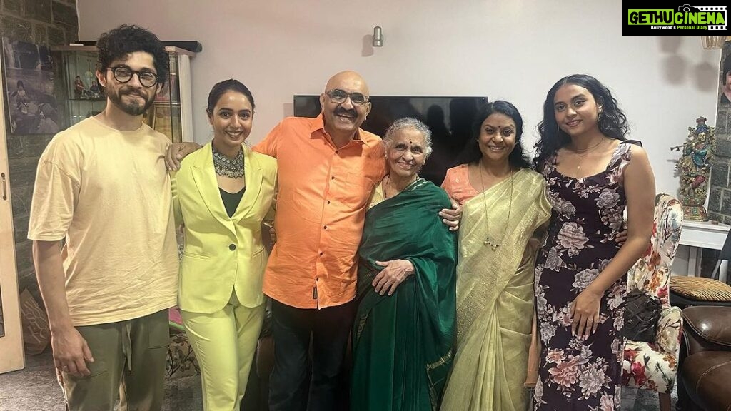 Hitha Chandrashekar Instagram - Appreciation post for my family for being my pillars of strength, giving me care and support, immeasurable love, making me feel like everything’s going to be okay! Thank you, Universe! ✨#blessed