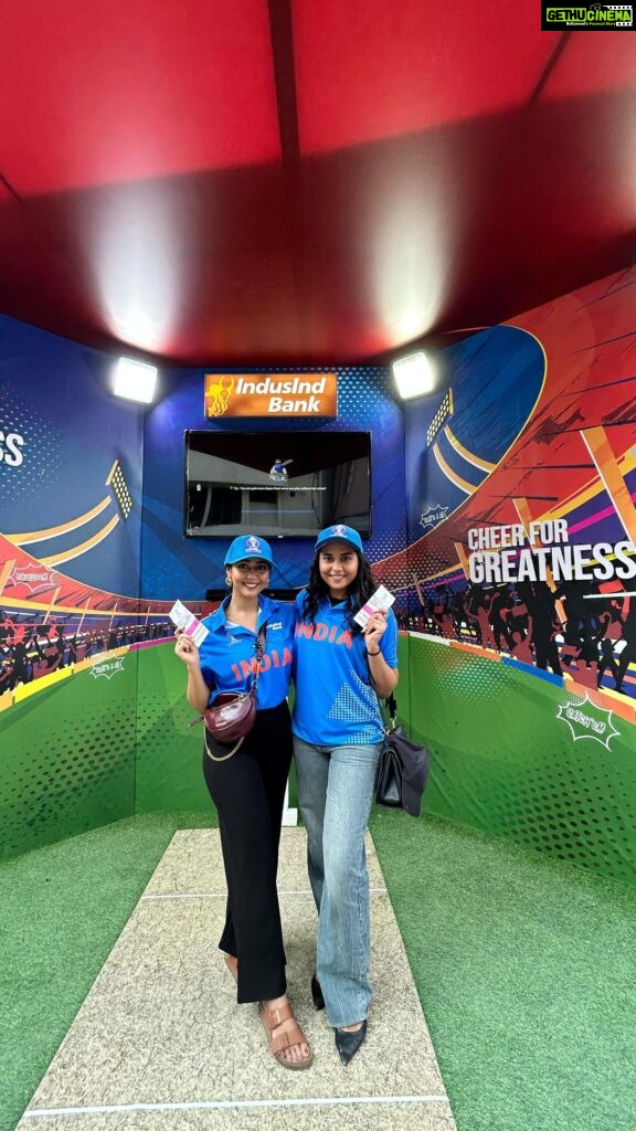 Hitha Chandrashekar Instagram - Catching the Cricket World Cup on TV and Live from the stadium are two different things! Today I am all set to #CheerForGreatness right from the stadium, thanks to @indusind_bank! The cricket fans show their love for the game with great fanfare, making the atmosphere festive. Let’s keep supporting the players for a good show on the field. #CricketWithIndusIndBank