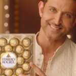 Hrithik Roshan Instagram - Light up your Diwali with the golden gift of Ferrero Rocher. #FerreroRocher #LightUpYourDiwali #RoshansLoveRocher #AD