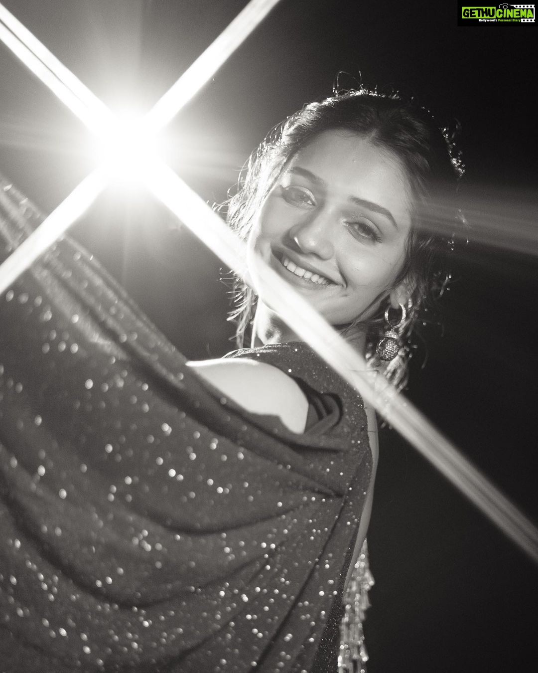 Hruta Durgule Instagram - Dil Jahan Pe Le Chala ✨❤️ #bnw #lovethissong #grateful #blessed #hrutadurgule #bnw_captures #bnwphotography