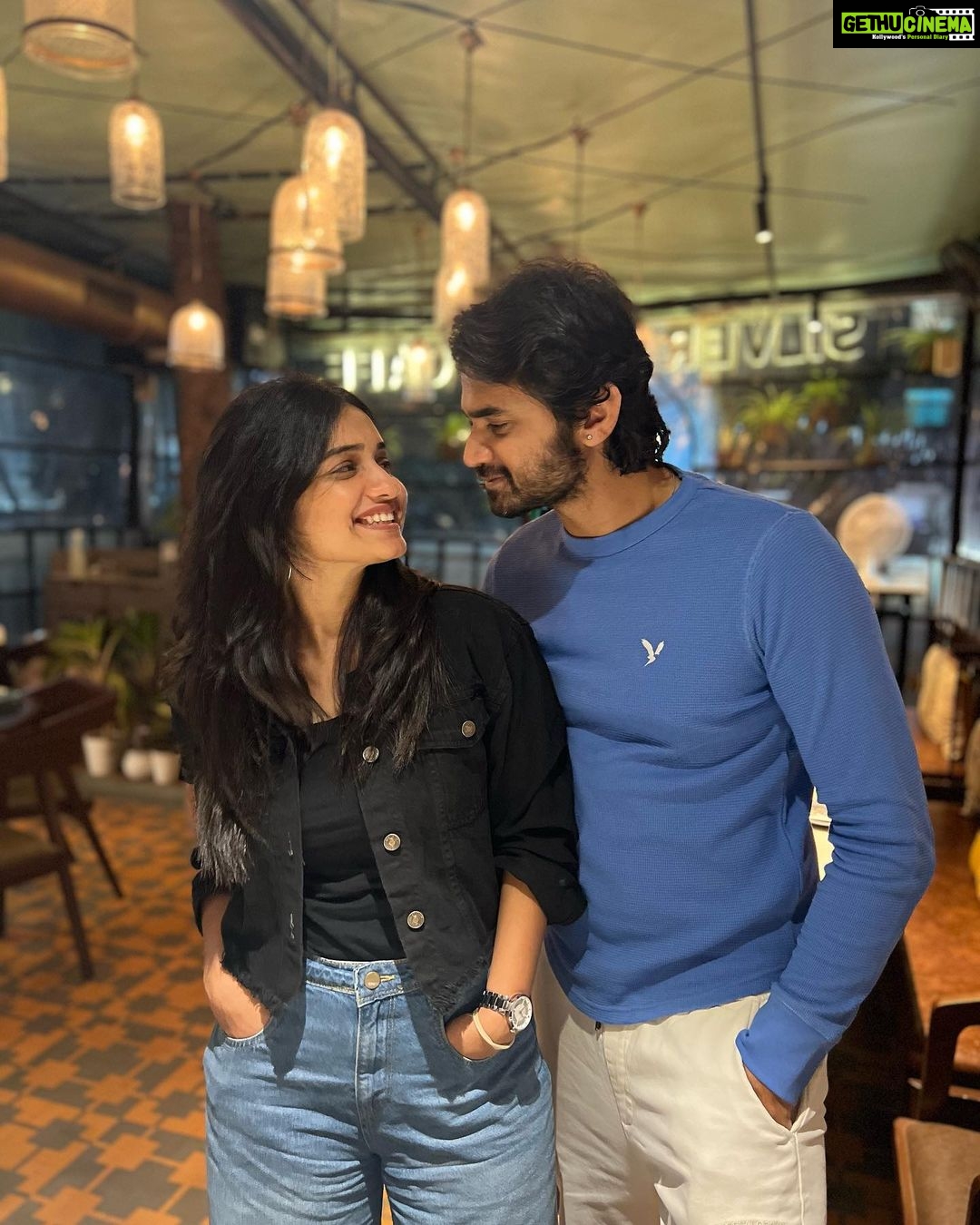 Hruta Durgule - 255.2K Likes - 11 Months β€οΈβ¨
#fav #myman #blessed #grateful #couple #mrandmrs
π· by @anuragsings π€