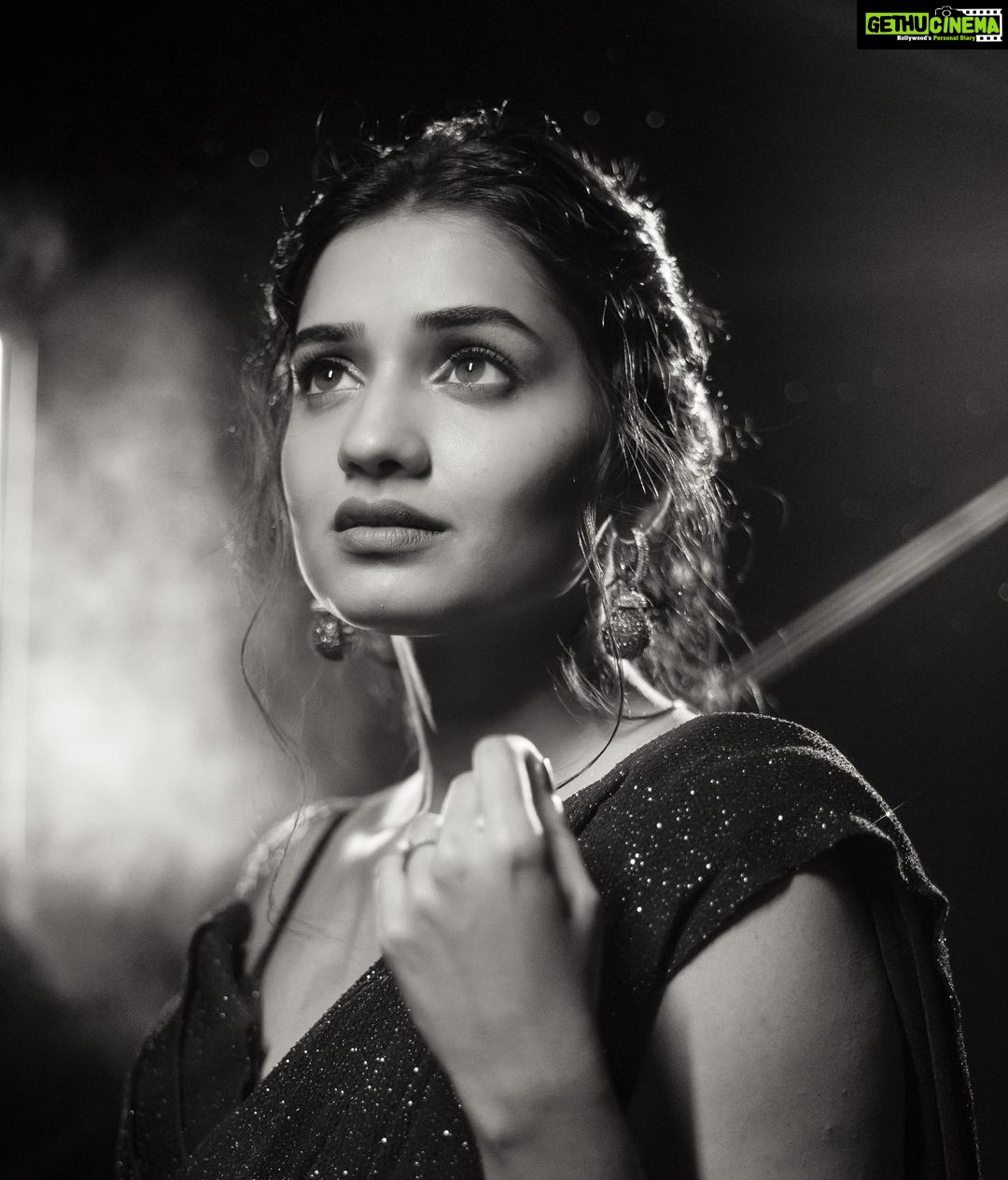 Hruta Durgule Instagram - Dreams in my eyes with a sparkle that never dies ✨ #bnwphotography #bnw_captures #bnw_greatshots #hrutadurgule #grateful #blessed