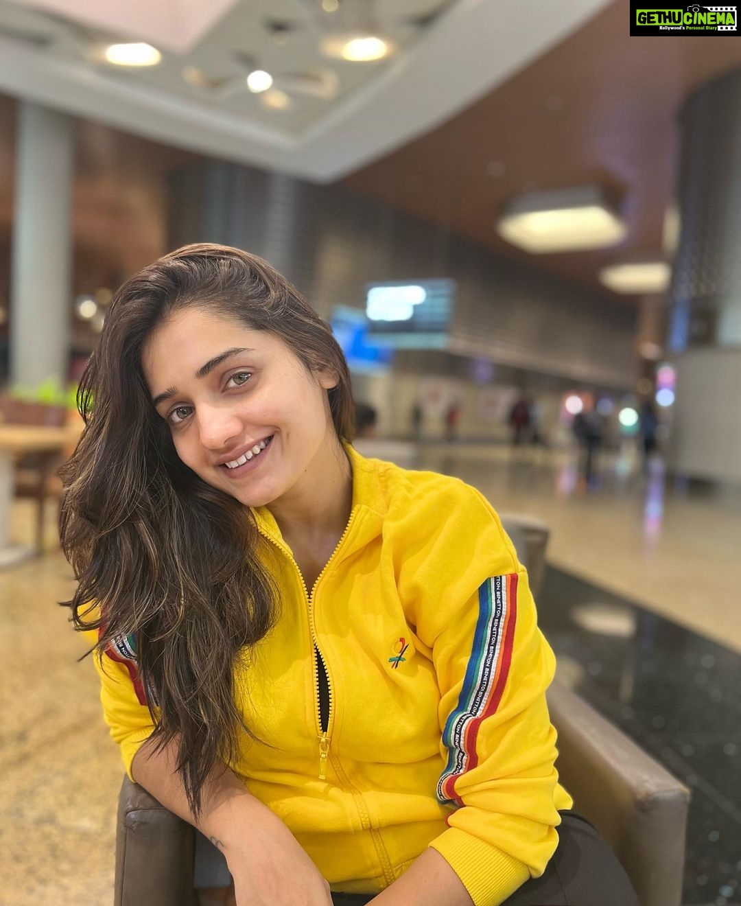 Hruta Durgule Instagram - Yes thats my vacation glow 🥹❤️ #travel #latenightflights #explore #vacation #grateful #blessed #letsgo #travelgram 📷 @prateekshah1 ❤️