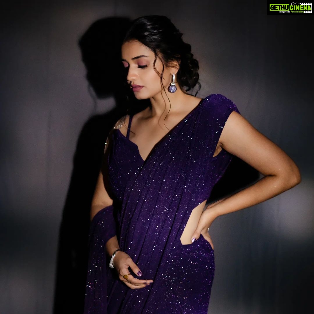 Hruta Durgule Instagram - It was a mauvy affair last night!💜✨ Wearing @amadicoutureofficial Jewellery @the_jewel_gallery Styled by @shalmalee_t Assisted by @sarapathare Makeup @madhuradeokute Hair @devendra.pushpa Video @ganesh_theshutterkey #hrutadurgule #sakalpremierawards #jiostudios #mauvy #glam